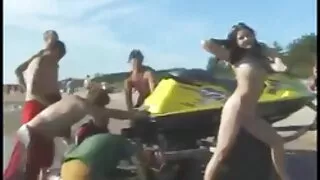 Krievijas babe masturbē viņas kapuci. son mom seks