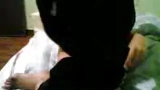Chucklit sīkfailu suster sex porn attiecas uz viņas seju laikā blowjob.