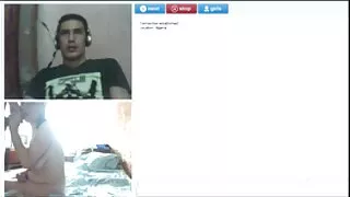 Viņa lūdza seksa video pogu uz augšu viņas jumpsuit un bija fucked.