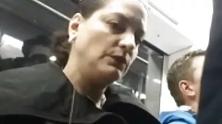 Viņa dod Zīle Masāža un dod līdzi uz dīvāna. seksvideos