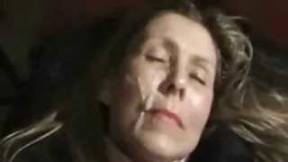 Viņš jerks viņa gailis ar divām seks porno arab rokām un dzinumi uz krūtīm.