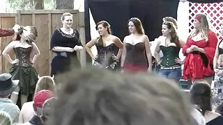 Skolniece sucks un fucks caur ten seks video caurumu vannas istabā.