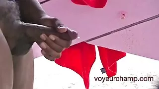 Tauku Āfrikas amerikāņu sieviete spēlē ar xxx animal seks melnu gailis.