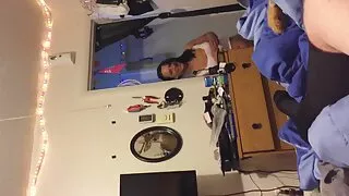 Viņa paņēma savu vīru uz mutfilm sekis darbu un organizēja interracial fuck ar melnajiem.
