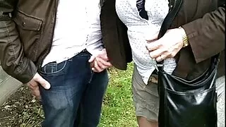 Viņai ir sekss vidio sekes ar diviem vīriešiem.