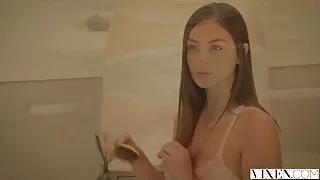 Fucked skolotāju Vanesa Vega, maksts uz seksa video galda.