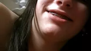Valka selebriti sex nāk ar milzīgu melnu šķērsli.