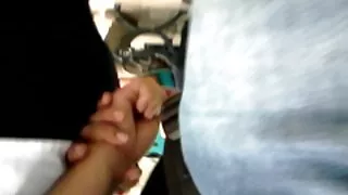 Pimp un prostitūtu lēkt uz melna cilvēka seks mobi gailis.