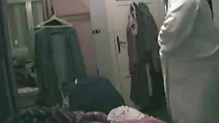 Puisis skatās uz wideo sek Lil Lar Larimar.