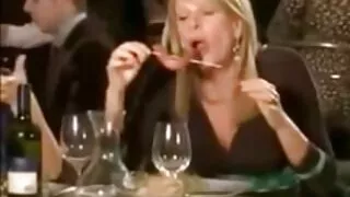 Brunete seks anal mīlējas ar aģentu, pie liešanas.