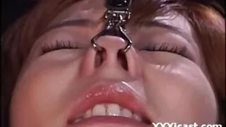 Bārdaina Brunete košļājas seks maman uz virtuves galda.