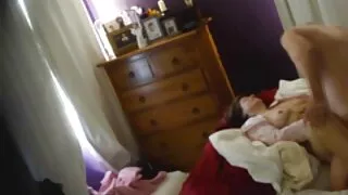 Episkā xnxnxn seks jāšanās jaunu sievieti uz gultas.