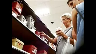 Ton offre ooo seks com piedāvā seksu kalponei.