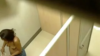 Nobriedis Lisa xxx sex seks rada kameras priekšā.