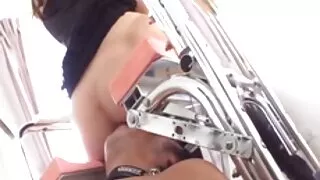 Viņa priecājas, sitot sekxnxxx viņas maksts ar milzīgu dildo.