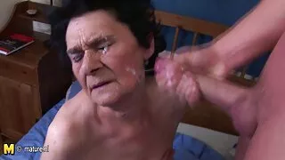 Mia Moore spēlē ar seksmom vibratoru.